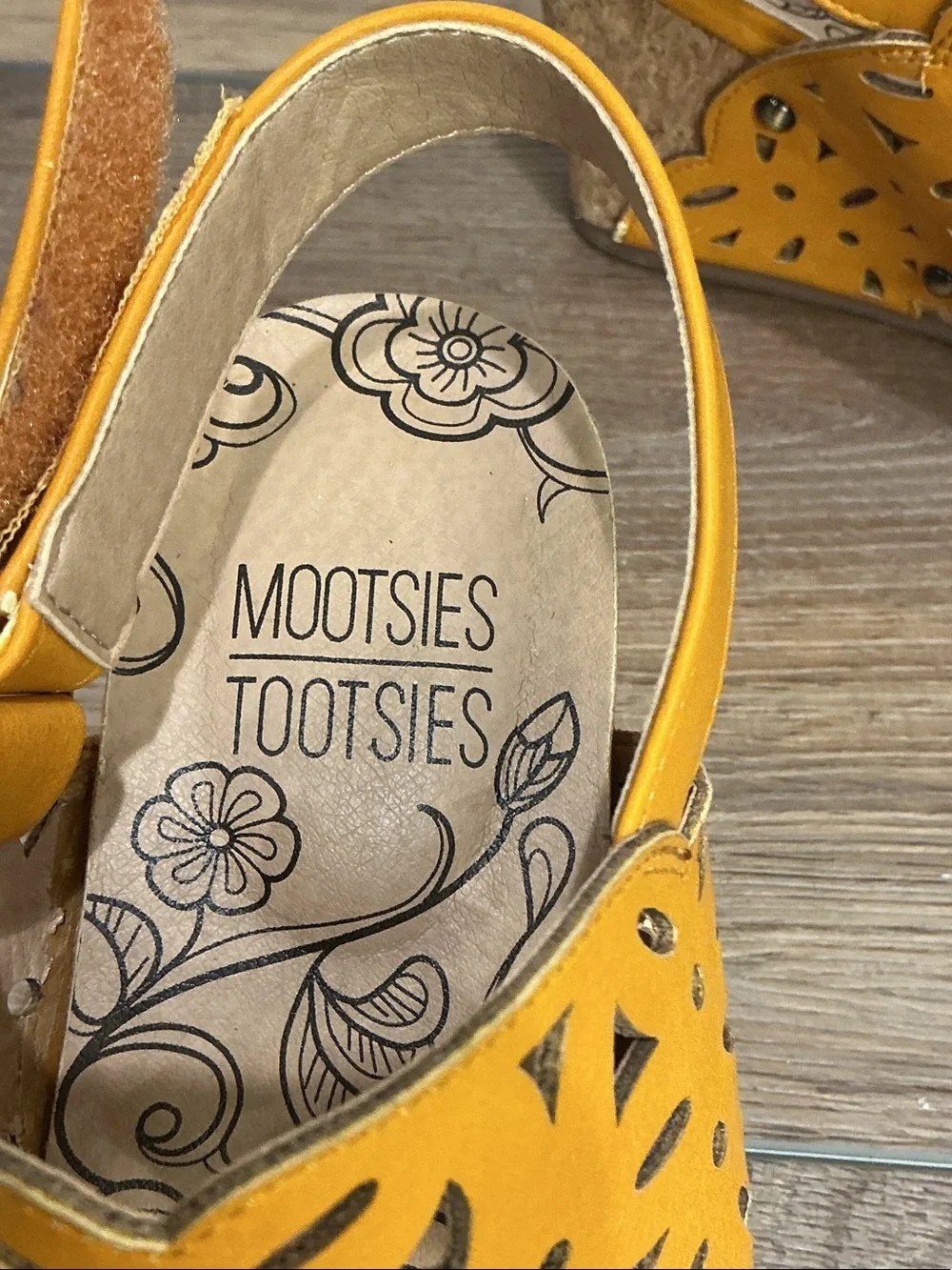 Mootsies Tootsies Tania wedge sandals w/a laser-cut floral upper, yellow, sz 7.5
